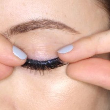 <About strip lashes> As a beginner, how should I apply the strip lashes?