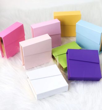 Clamshell-type lash box